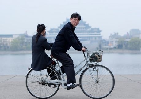 Forbudt: En kvinne sitter på bagasjebrettet på en sykkel i Pyongyang.