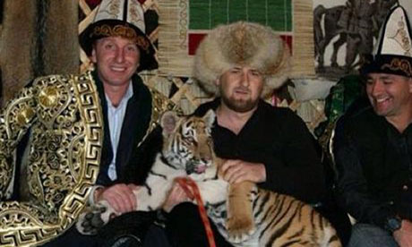 Ramzan Kadyrov kjæler med en tiger. En rekke bilder av den tsjtsjenske diktatoren er lagt ut på Instagram.