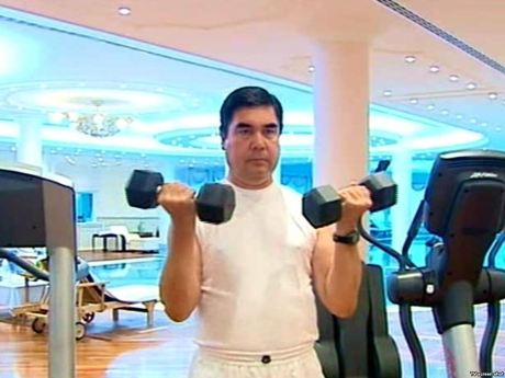 President Berdymukhamedov viser hvordan man holder seg i form.
