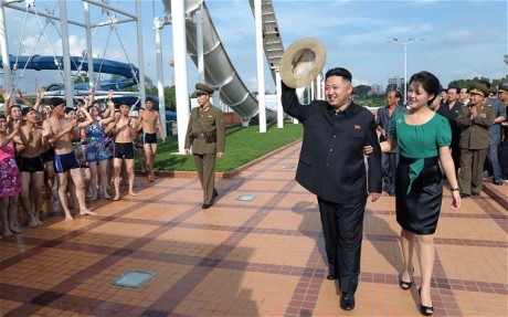 Kim sammen med kona Ri Sol-ju besøker en fornøyelsespark i Pyongyang