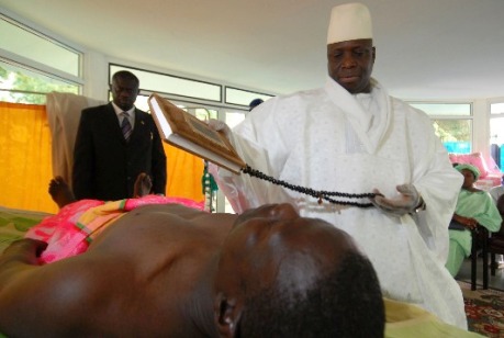 President Jammeh behandler en hivpasient hjemme i State House i Gambias hovedstad Banjul.