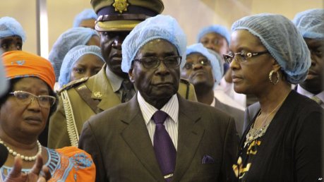 Kamerat Bob og Grace (t.h.) girr den tidligere presidenten i Malawi (t.v.) en omvisning på meieriet sitt.