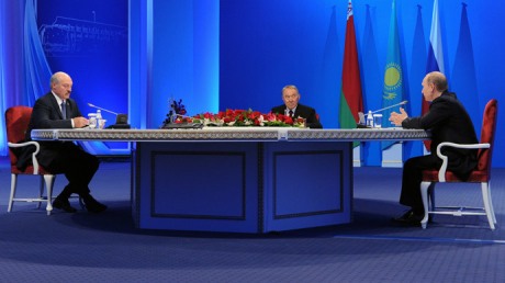 Stort bord for store ledere. Lukasjenko, Nazarbajv og Putin skriver under en avtale som skal bane vei for Den aurasiske union.