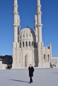 Ilham Aliyev foran Heydar Aliyev-moskéen.