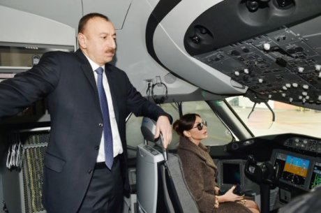 Ilham Aliyev og Mehriban Aliyeva inspiserer cockpiten på en Boeing 787.