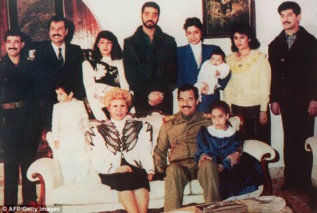Familien Hussein i sine velmaktsdager: Ragadh er nummer tre fra høyre, bakerst. TIl venstre for henne står broren Uday, mens bror nummer to, Qusay, står lengst til høyre.