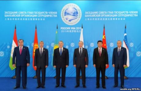 Islam Karimov (lengst til høyre) og Ji Jinping (ved siden av) slik de fremstår på Novostis bilde.