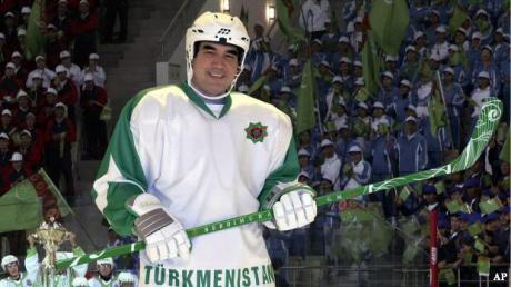 Den sportselskende president Berdymukhademov har opprettet en ishockeyliga i ørkenlandet Turkmenistan. Her er han på isen i forbindelse med en ungdomsturnering.
