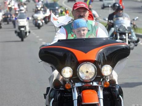 Kolya var ikke gamle gutten før han fikk sitte på med pappas motorsykkel.