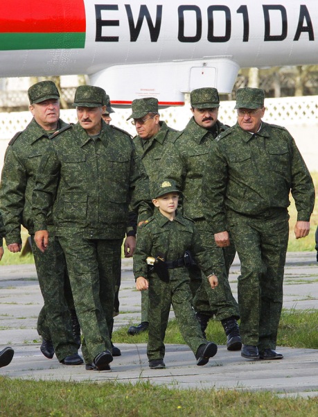 Kolya i full uniform og gullpistol i beltet.