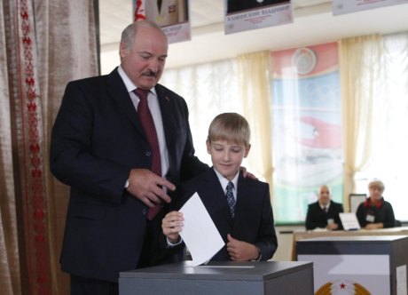 epa03407283 Belarussian President Alexander Lukashenko casts his ballot paper with his youngest son Nikolai at a polling station during the parliamentary elections in Minsk, Belarus, 23 September 2012. EPA/TATYANA ZENKOVICH +++(c) dpa - Bildfunk+++