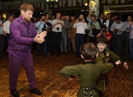 Den alltid velkledde Kadyrov gjør alt for å glede den oppvoksende generasjon.