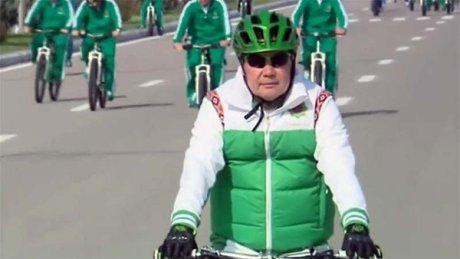 Berdymukhamedov er en ivrig syklist. og deltar selvfølgelig helhjeret i sin egen helsemåned.