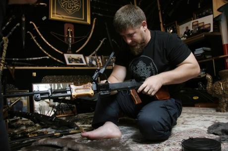 Ramzan Kadyrov er en invrig våpensamler.