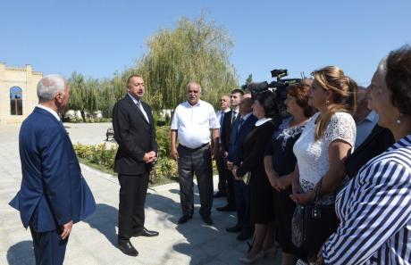 Både pressen og lokale styresmakter var på plass da presidenten besøkte Hejdar Alijev-parken i Yalama.